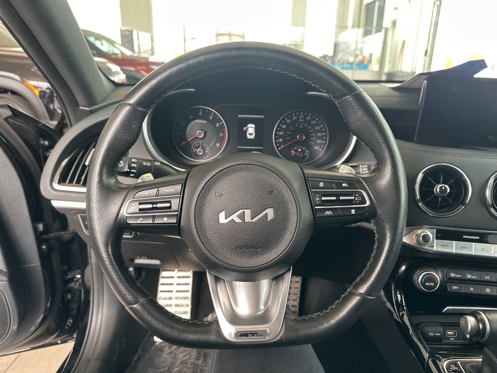 Vehicle image 15 of 18