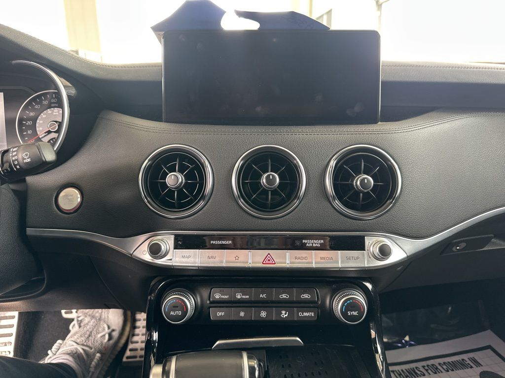 Vehicle image 16 of 18