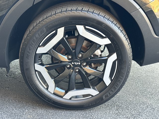 Vehicle image 27 of 44