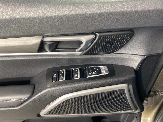 Vehicle image 21 of 33