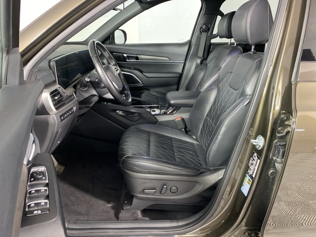 Vehicle image 11 of 33