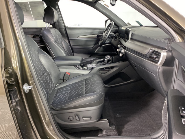 Vehicle image 31 of 33