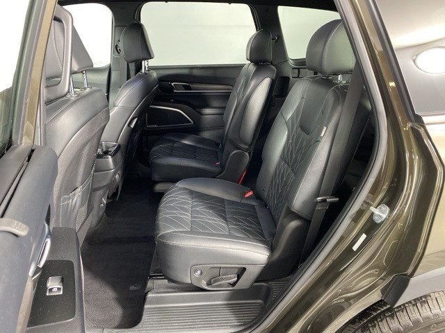 Vehicle image 28 of 33