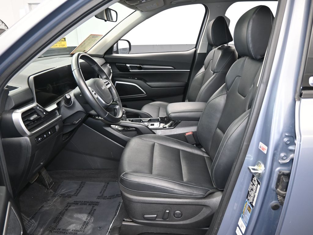 Vehicle image 33 of 68