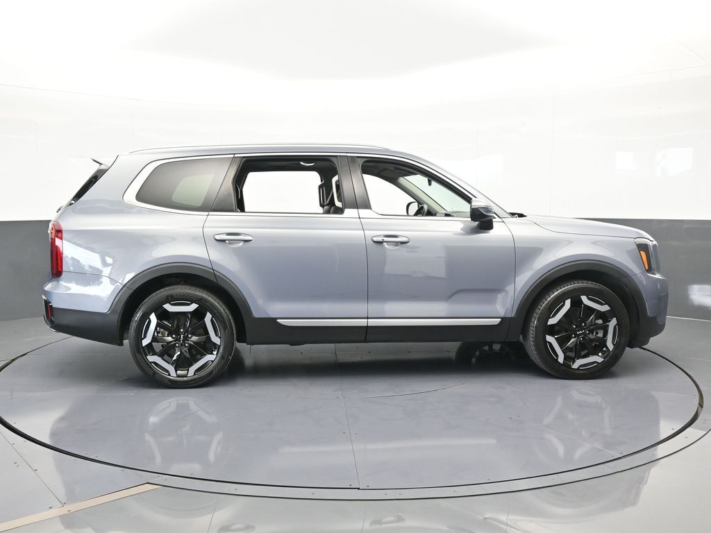 Vehicle image 11 of 68