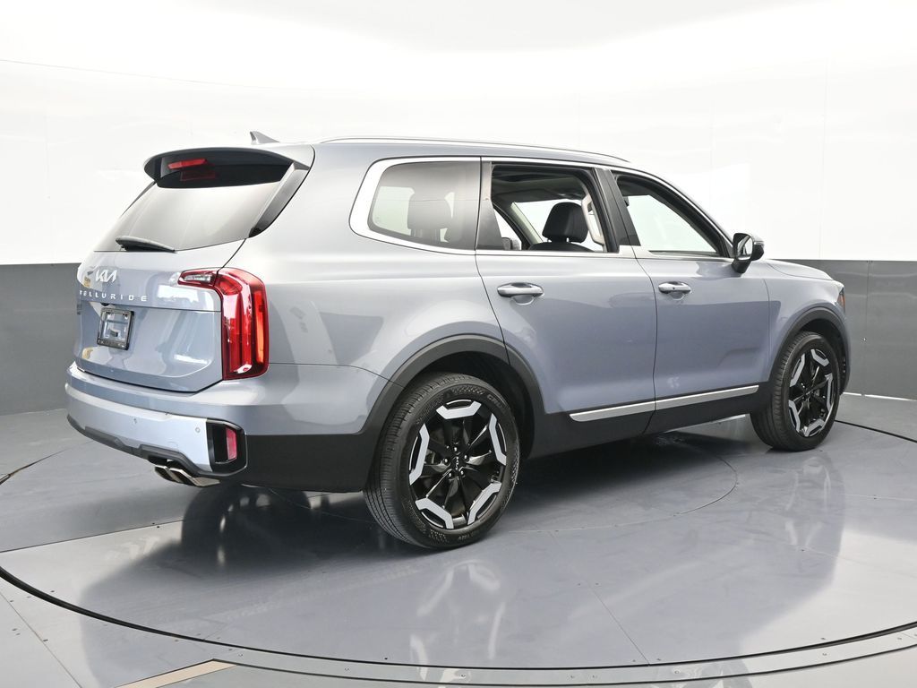 Vehicle image 10 of 68