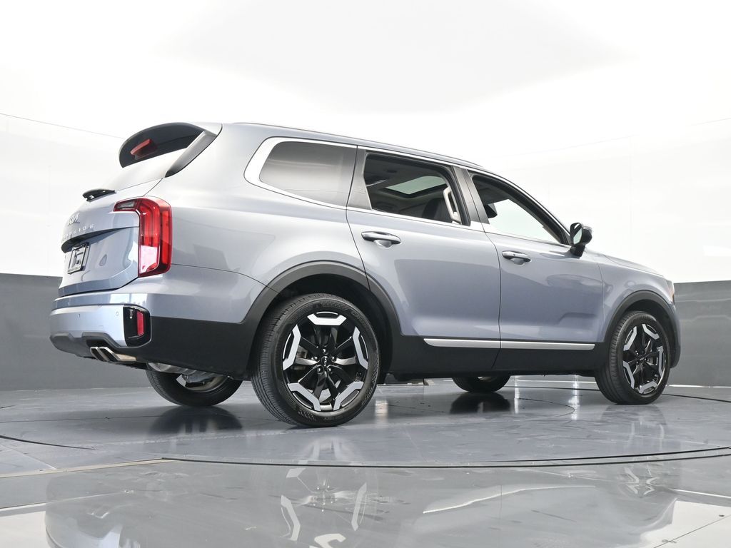Vehicle image 25 of 68