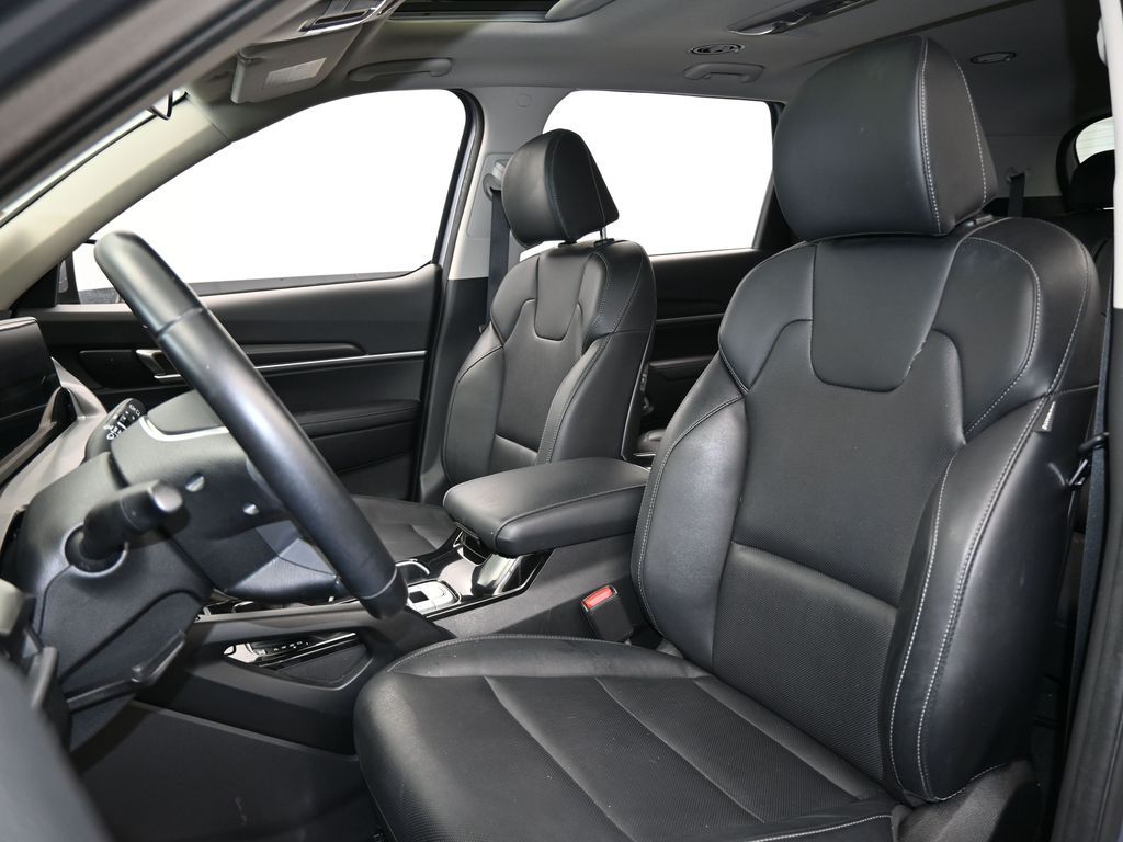 Vehicle image 32 of 68