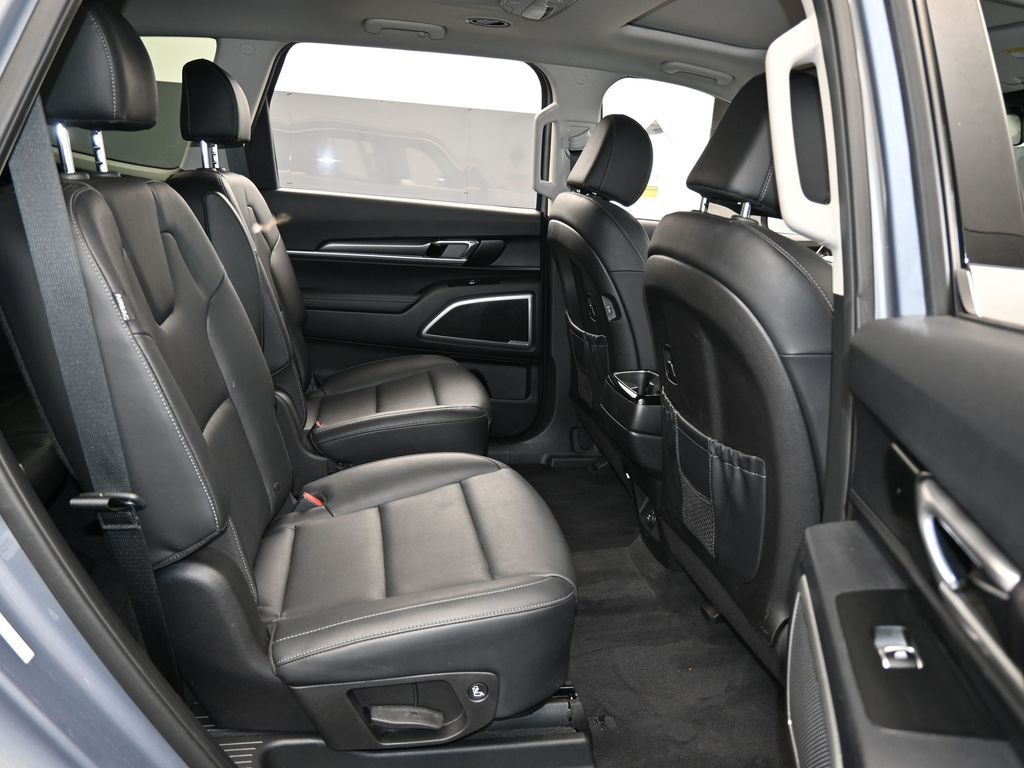 Vehicle image 61 of 68