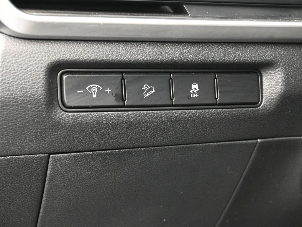 Vehicle image 37 of 68