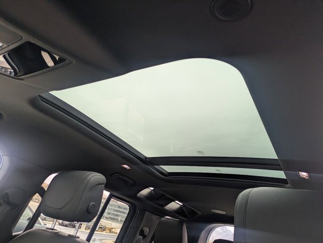 2023 Land Rover Defender V8 Image 19 of 31