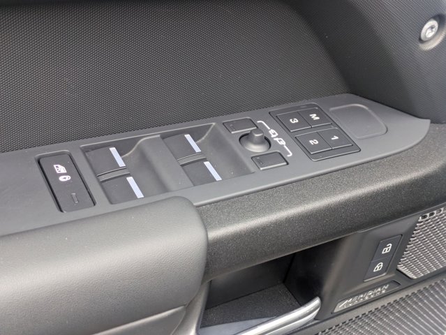 2023 Land Rover Defender V8 Image 28 of 31