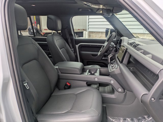2023 Land Rover Defender V8 Image 13 of 31