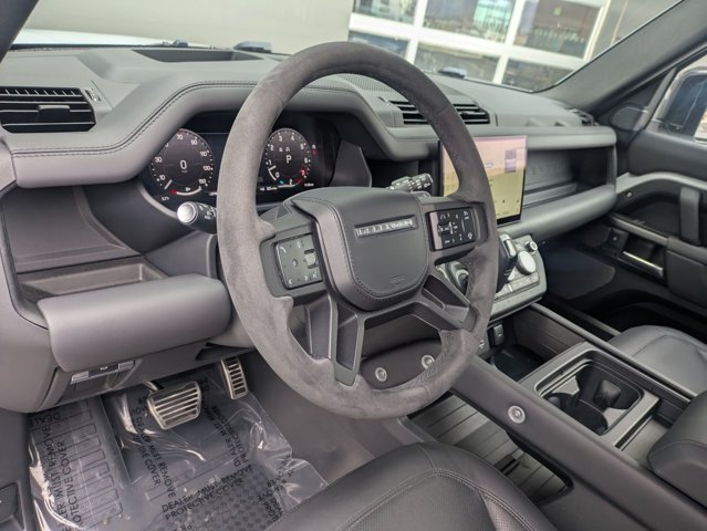 2023 Land Rover Defender V8 Image 17 of 31