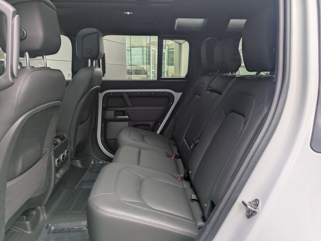 2023 Land Rover Defender V8 Image 15 of 31