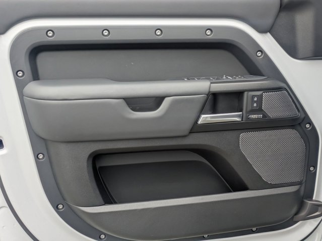 2023 Land Rover Defender V8 Image 31 of 31