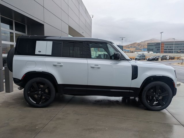 2023 Land Rover Defender V8 Image 4 of 31