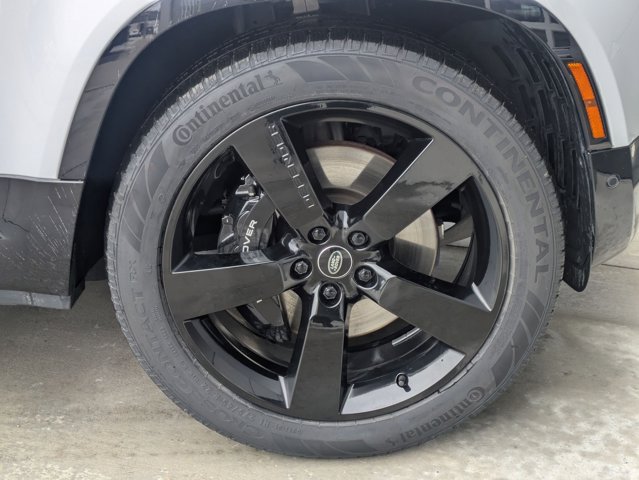 2023 Land Rover Defender V8 Image 10 of 31