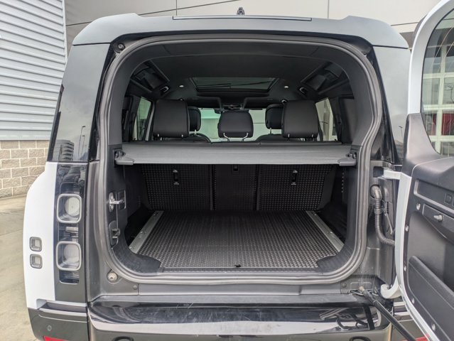 2023 Land Rover Defender V8 Image 11 of 31