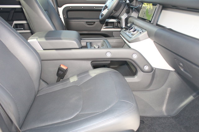 2023 Land Rover Defender SE Image 14 of 28