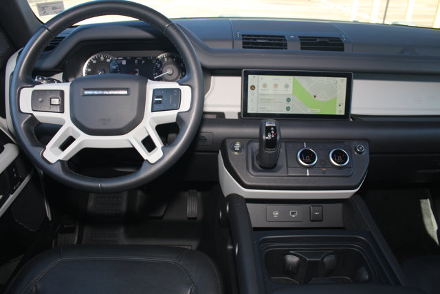 2023 Land Rover Defender SE Image 15 of 28