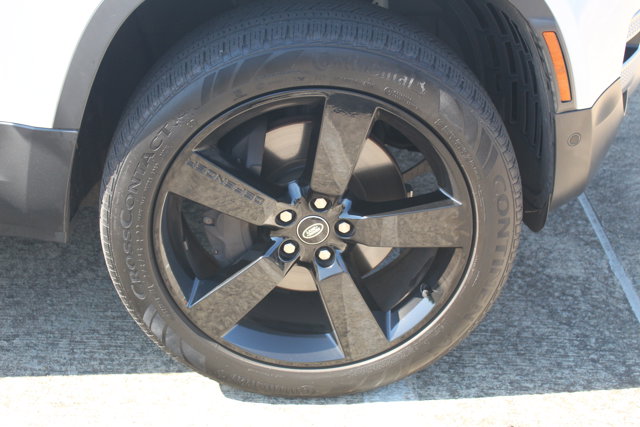 2023 Land Rover Defender SE Image 9 of 28