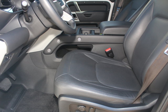 2023 Land Rover Defender SE Image 13 of 28