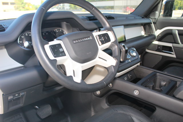 2023 Land Rover Defender SE Image 16 of 28