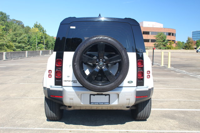 2023 Land Rover Defender SE Image 6 of 28