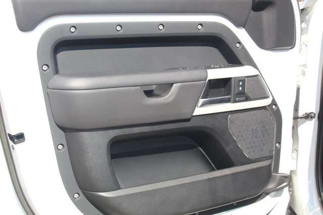 2023 Land Rover Defender SE Image 23 of 28