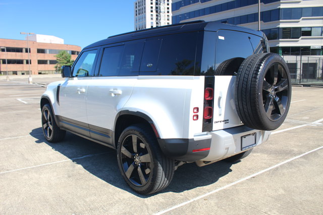 2023 Land Rover Defender SE Image 5 of 28