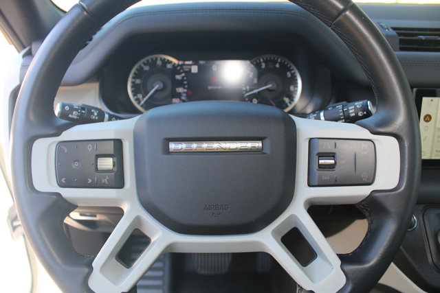 2023 Land Rover Defender SE Image 17 of 28
