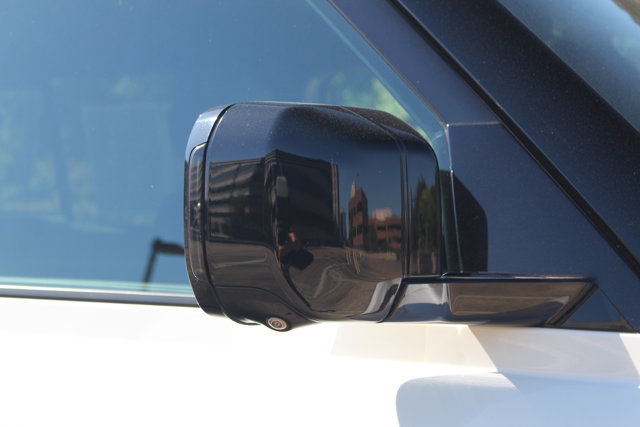 2023 Land Rover Defender SE Image 24 of 28