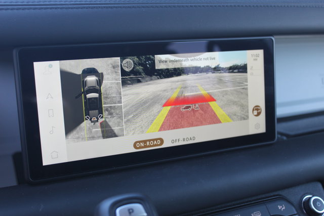 2023 Land Rover Defender SE Image 21 of 28