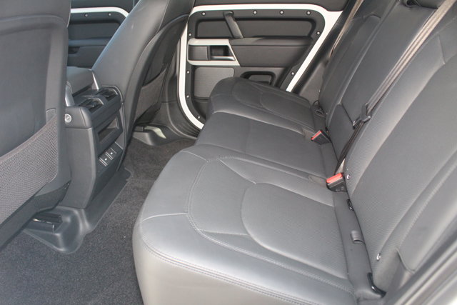 2023 Land Rover Defender SE Image 12 of 28