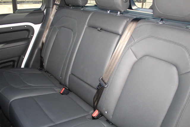 2023 Land Rover Defender SE Image 11 of 28