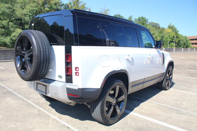 2023 Land Rover Defender SE Image 4 of 28