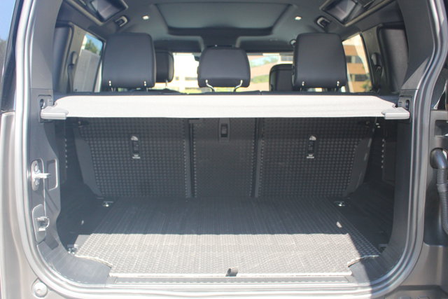 2023 Land Rover Defender SE Image 10 of 28