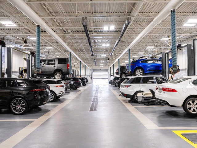 2023 Land Rover Defender SE Image 8 of 28