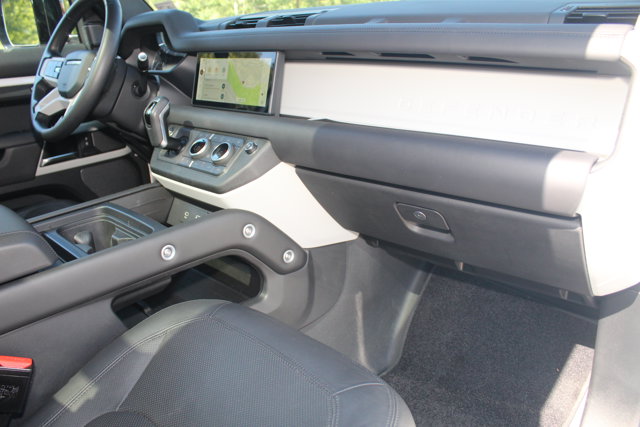 2023 Land Rover Defender SE Image 25 of 28