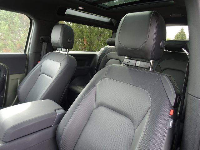 2023 Land Rover Defender X-Dynamic SE Image 14 of 34