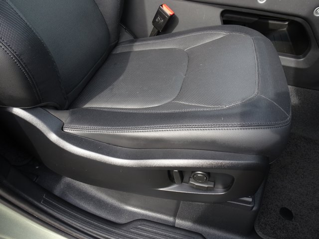 2023 Land Rover Defender X-Dynamic SE Image 16 of 34