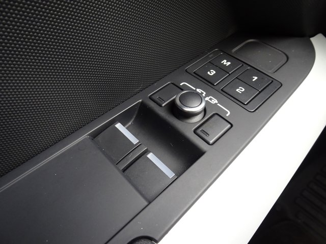 2023 Land Rover Defender X-Dynamic SE Image 30 of 34