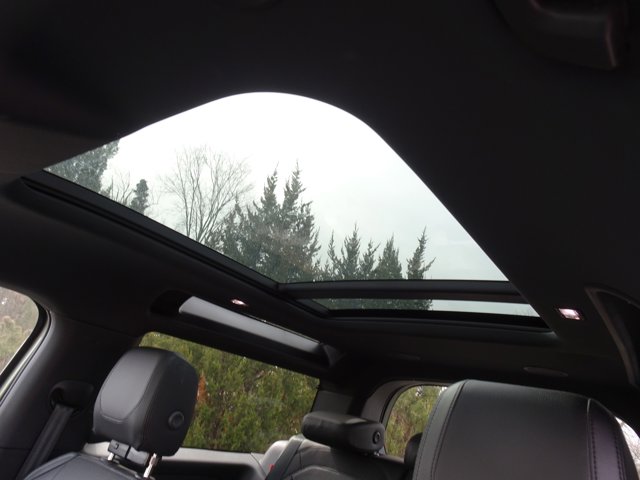 2023 Land Rover Defender X-Dynamic SE Image 31 of 34