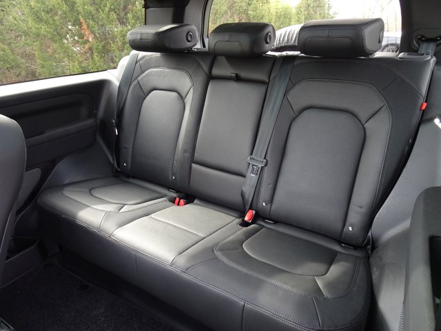 2023 Land Rover Defender X-Dynamic SE Image 13 of 34