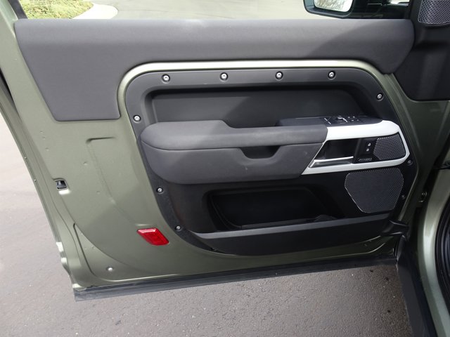 2023 Land Rover Defender X-Dynamic SE Image 26 of 34