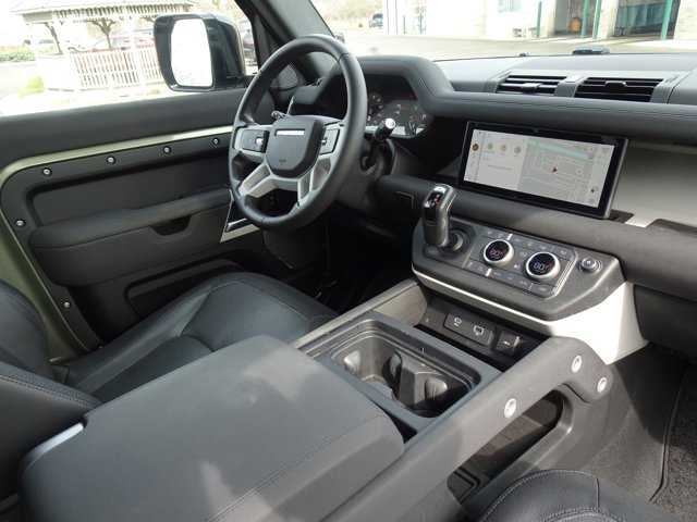 2023 Land Rover Defender X-Dynamic SE Image 18 of 34