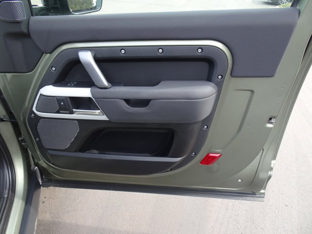 2023 Land Rover Defender X-Dynamic SE Image 27 of 34