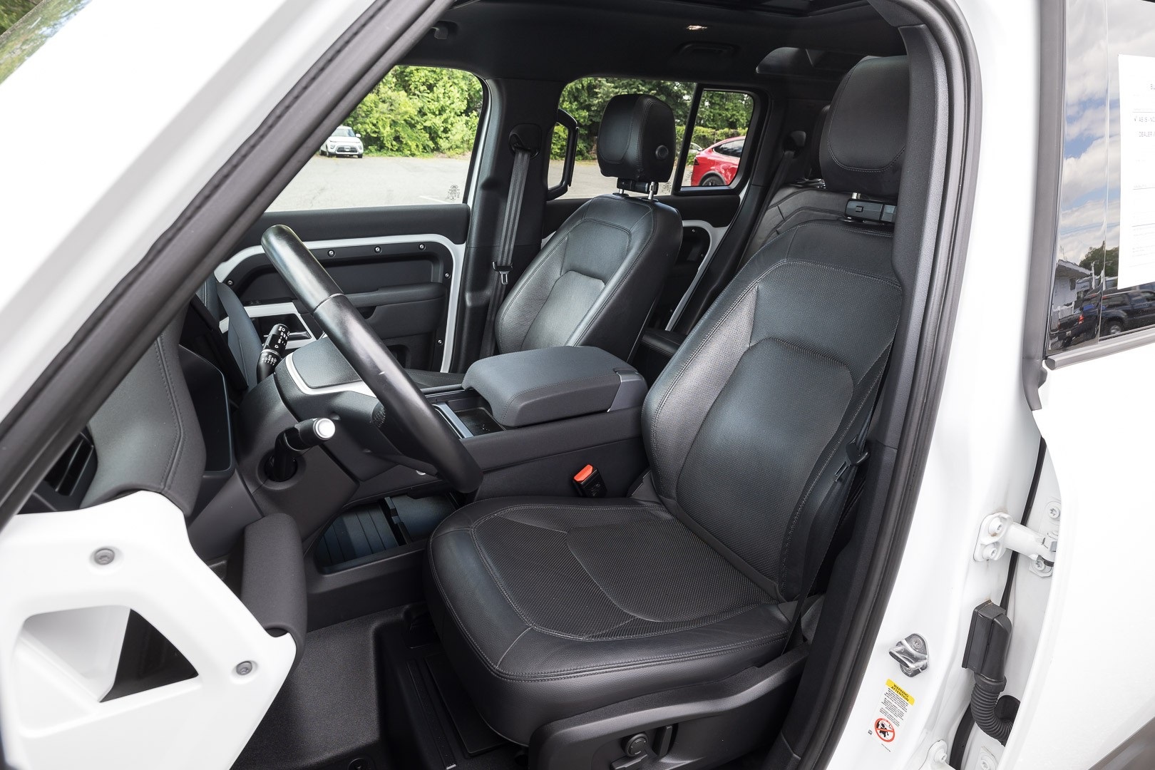 2023 Land Rover Defender SE Image 13 of 29