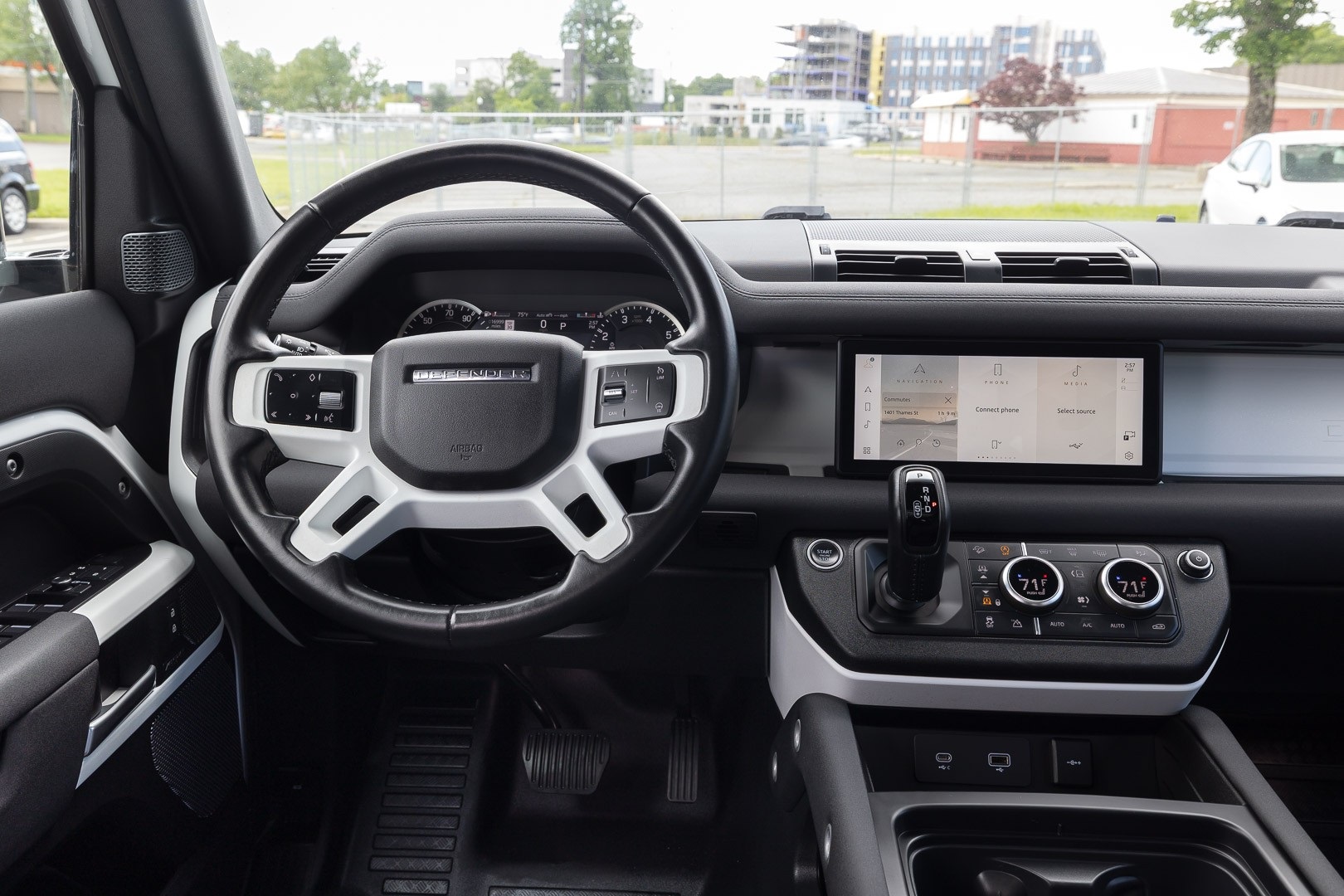 2023 Land Rover Defender SE Image 15 of 29